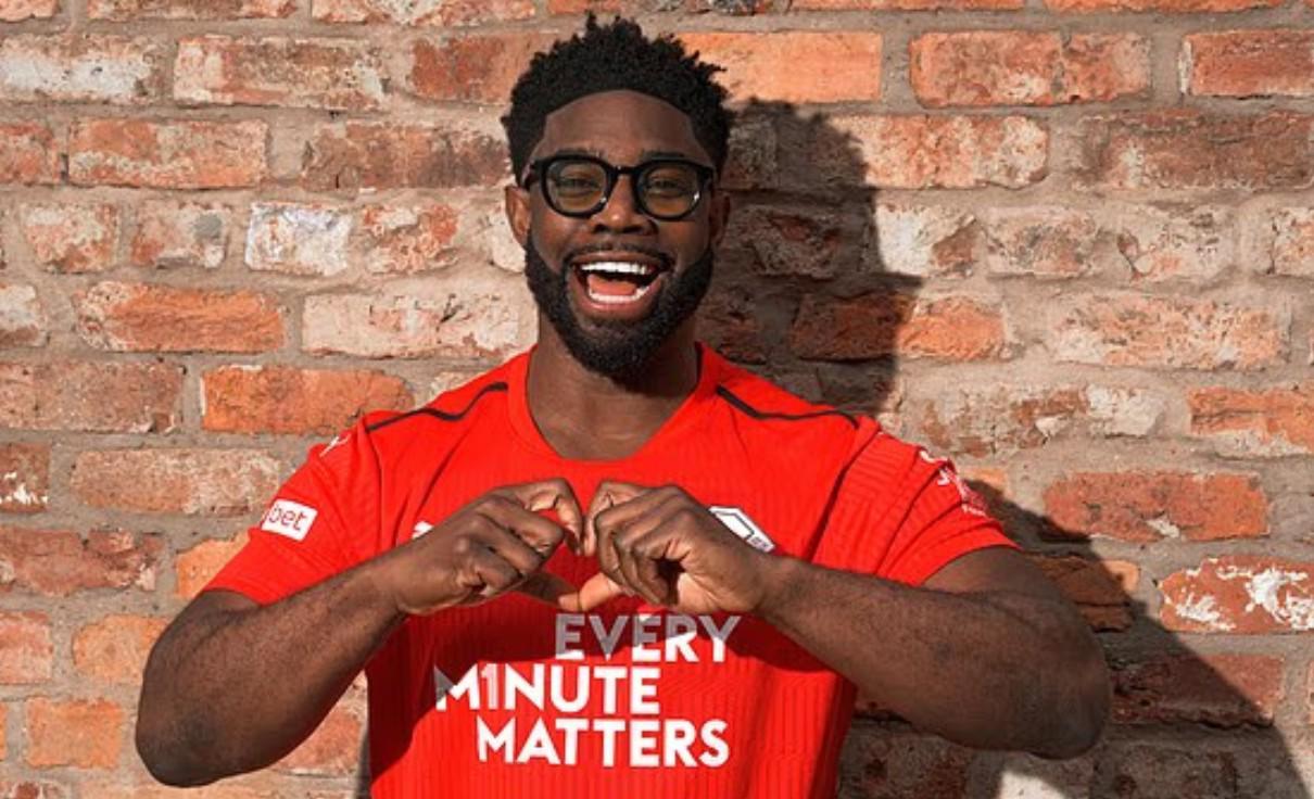 中国乐鱼-为心脏健康月做宣传，理查兹、迪福等前英超球星做出爱心手势